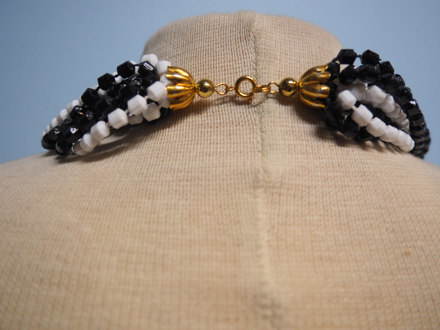 Mustavalkoinen monikerroksinen kaulakoru