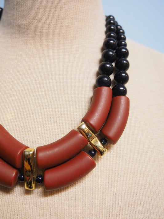 Musta ja ruskea kaulakoru