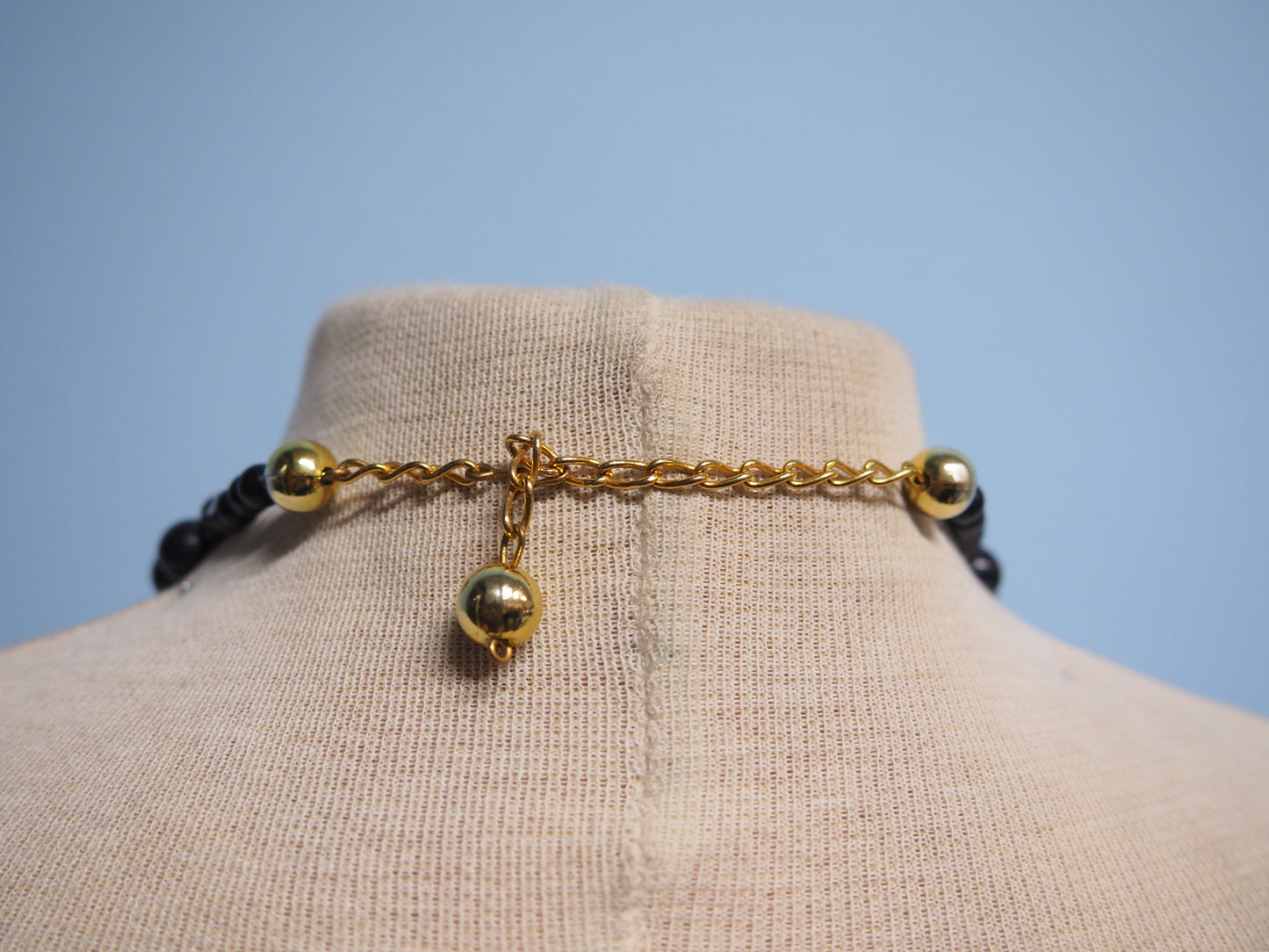 Musta ja ruskea kaulakoru