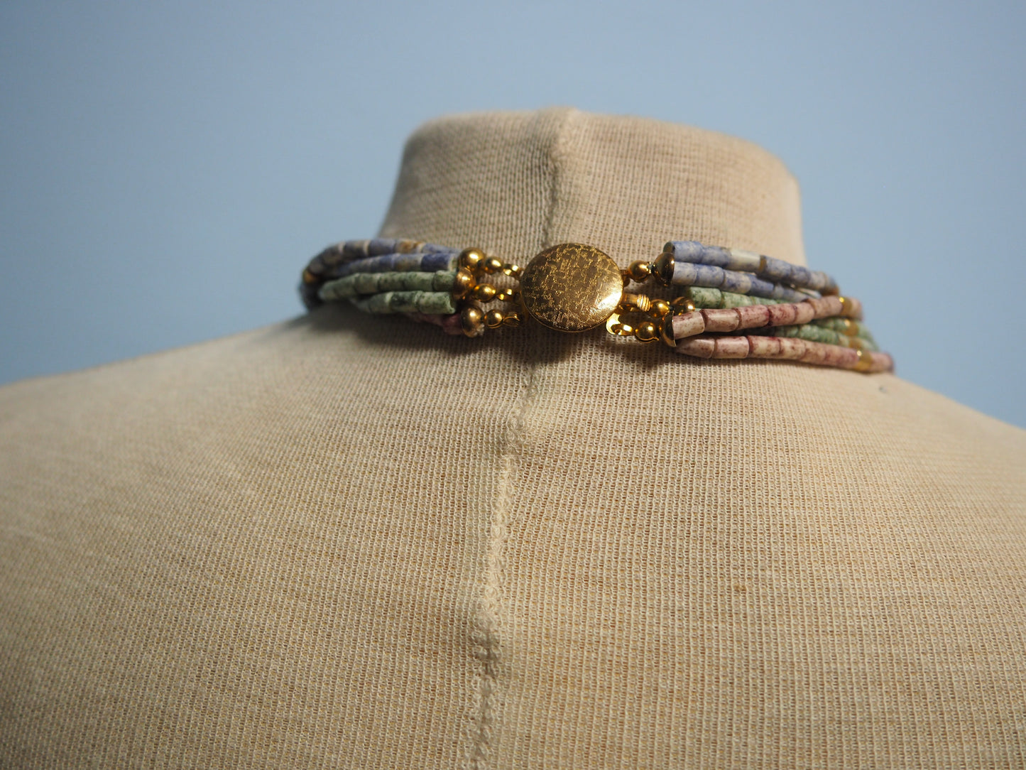 Pastellinsävyinen kaulakoru