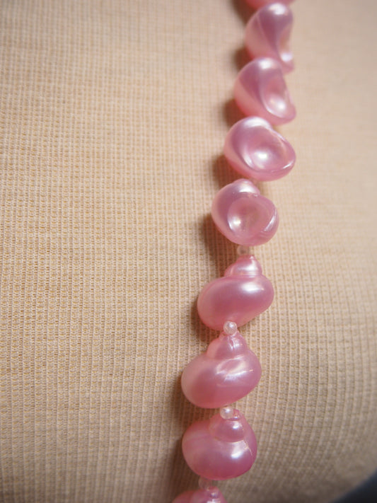 Vaaleanpunainen simpukka kaulakoru