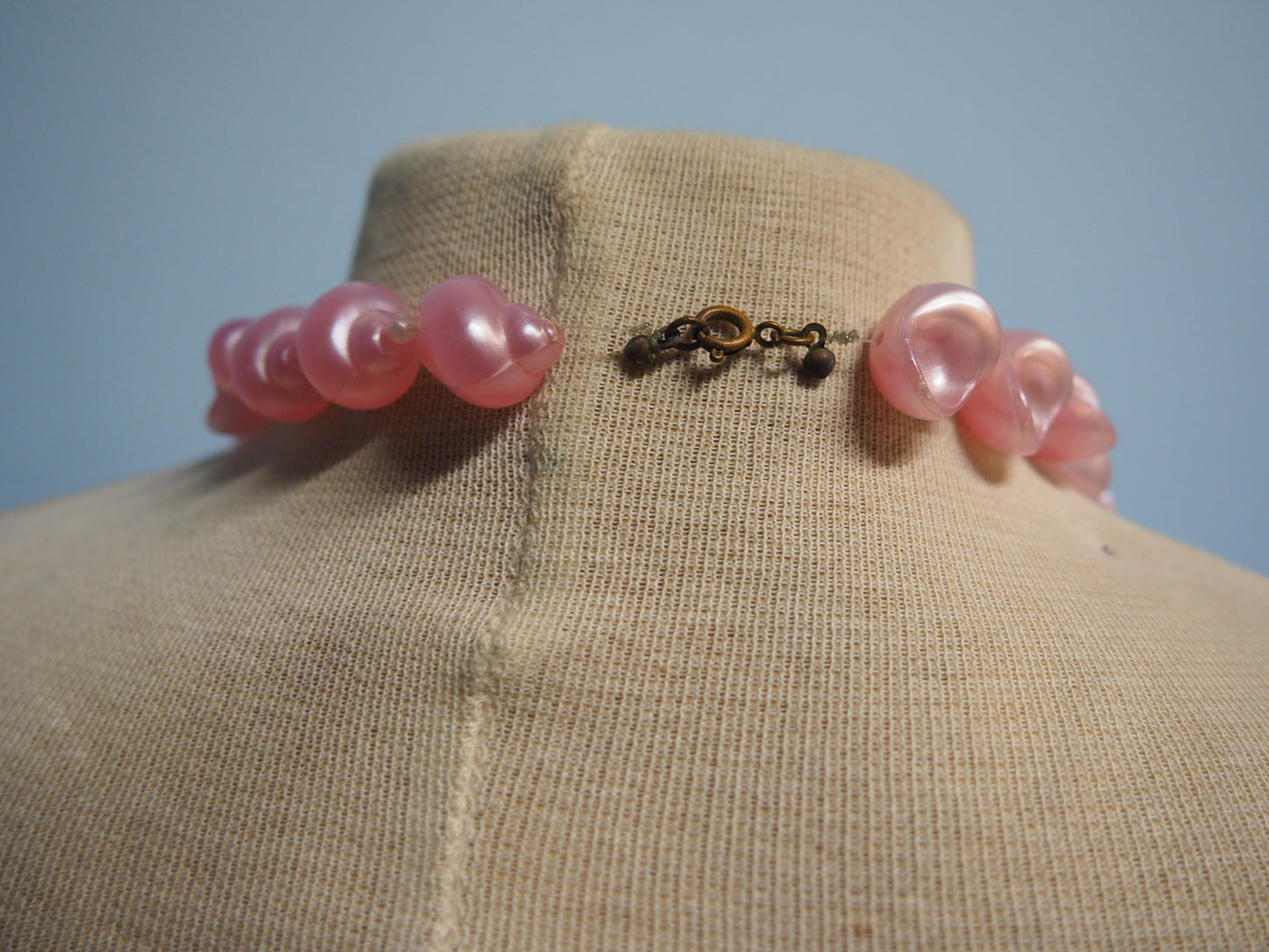 Vaaleanpunainen simpukka kaulakoru