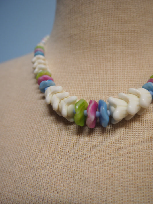 Vaalea pastellinsävyinen kaulakoru