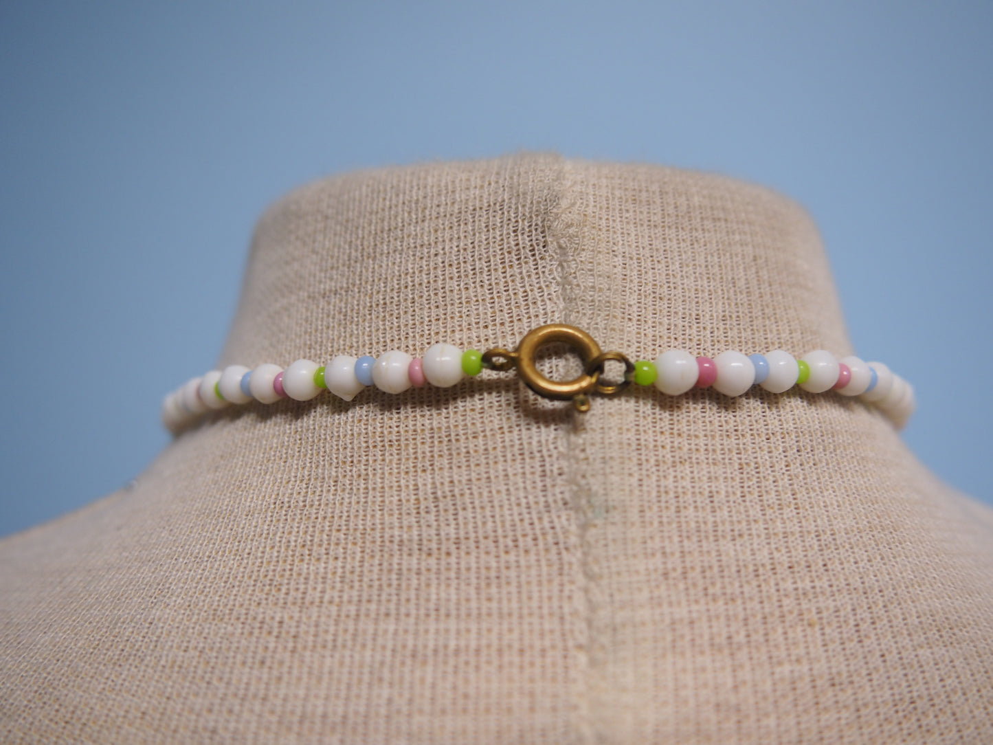 Vaalea pastellinsävyinen kaulakoru