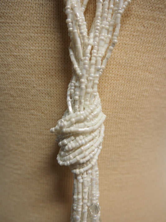 Valkoinen pitkä solmu kaulakoru