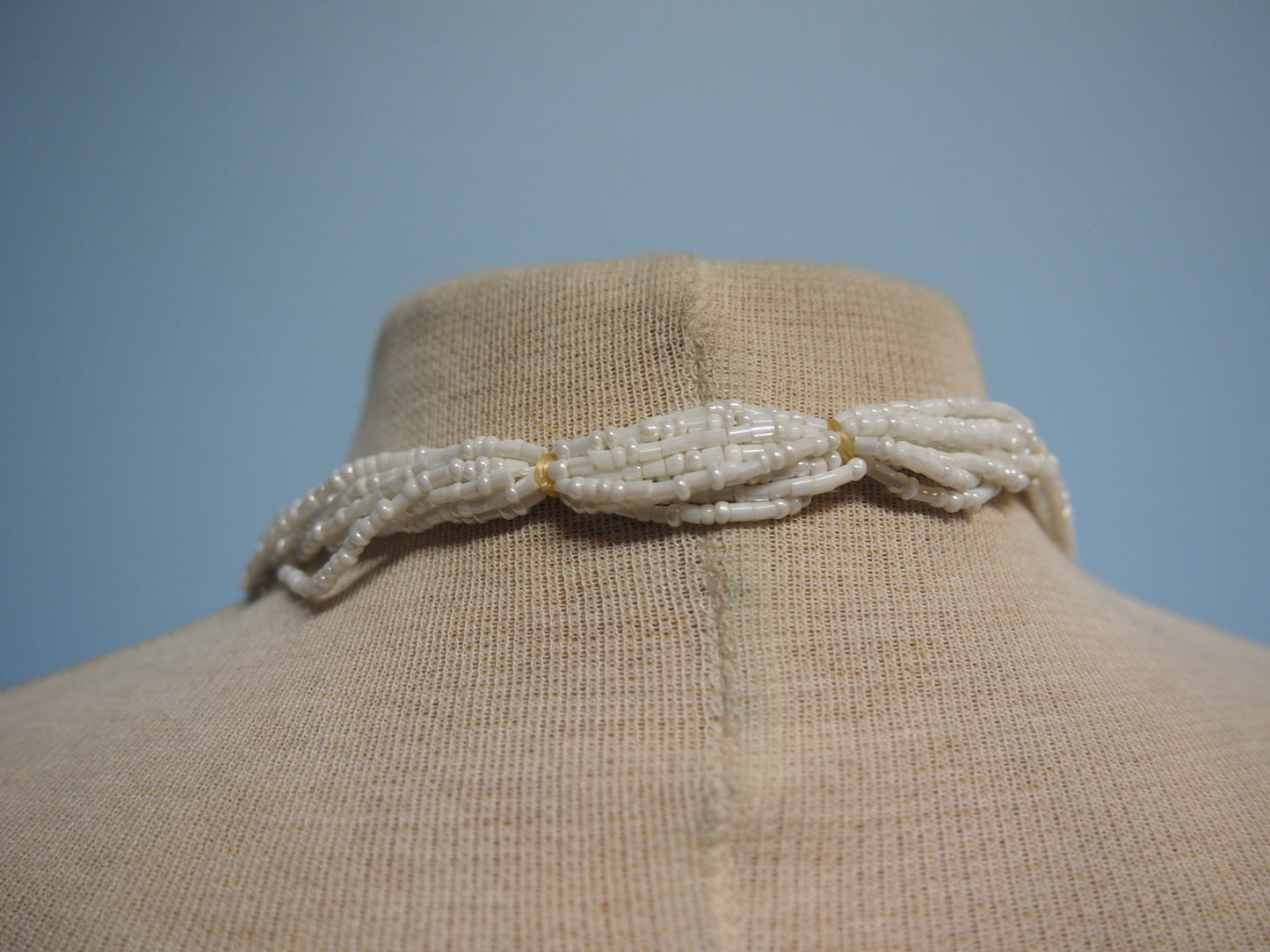 Valkoinen pitkä solmu kaulakoru