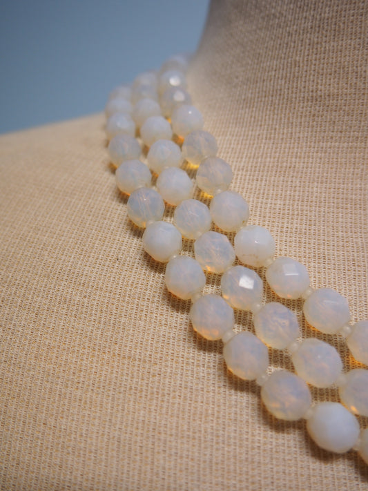 Valkoinen monikerroksinen kaulakoru