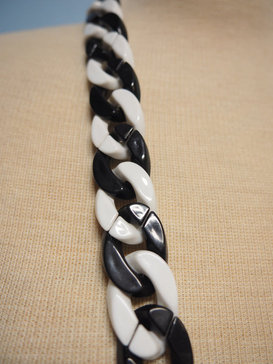 Mustavalkoinen ketju kaulakoru