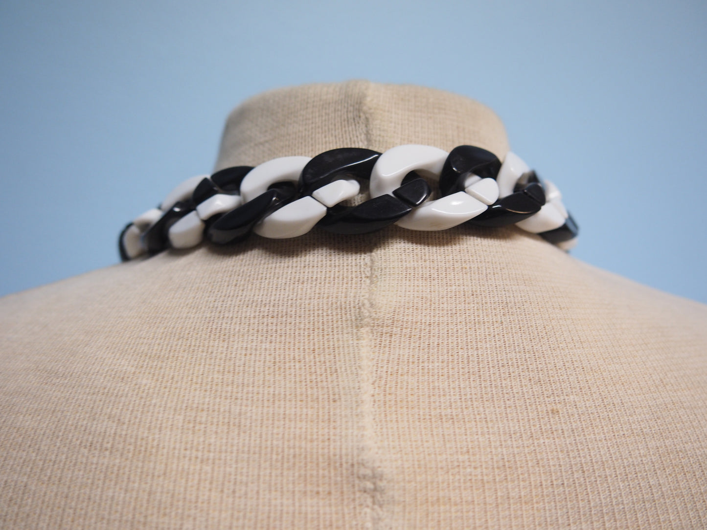 Mustavalkoinen ketju kaulakoru