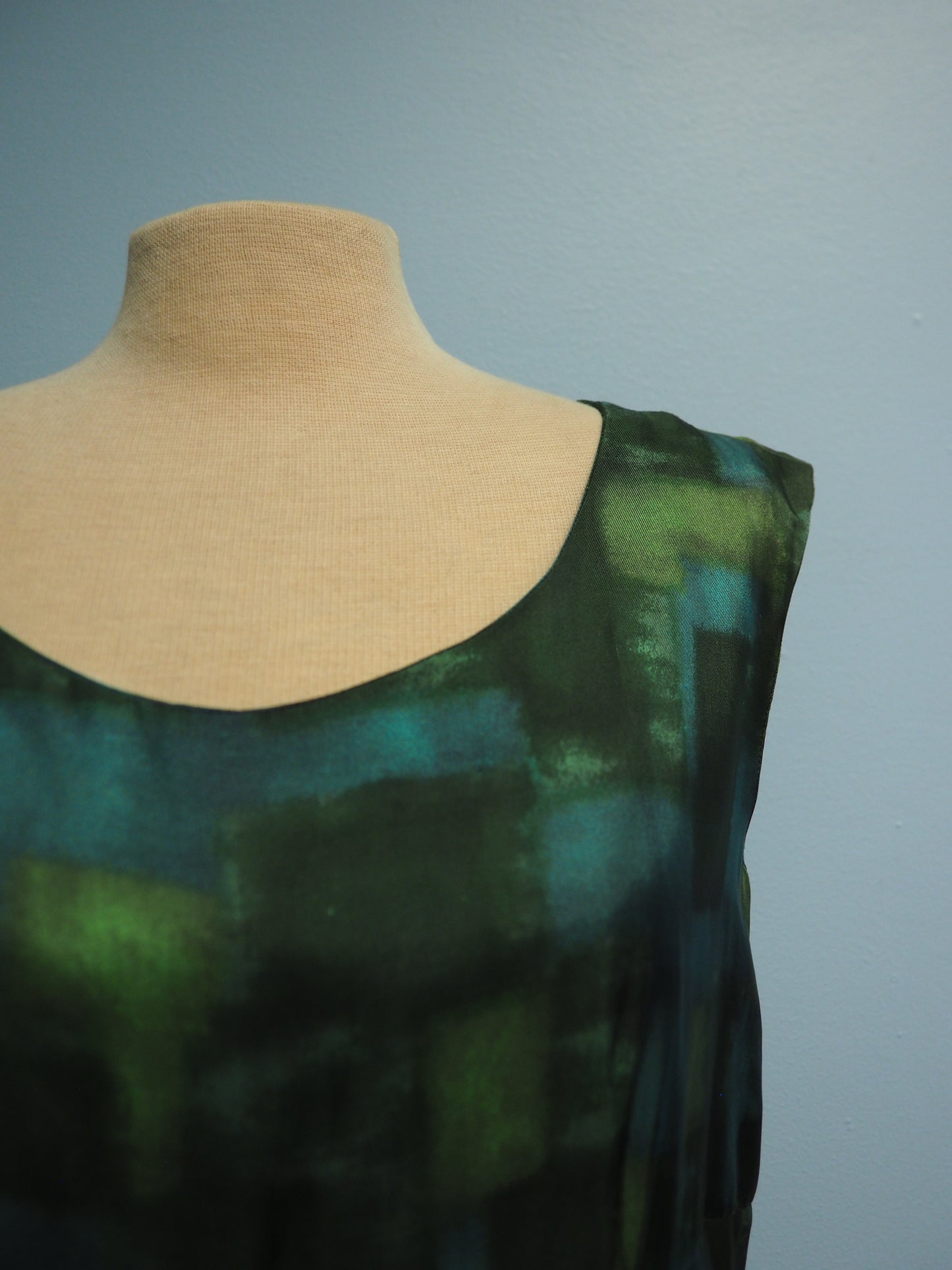 Vihreä kuviollinen kotelomekko