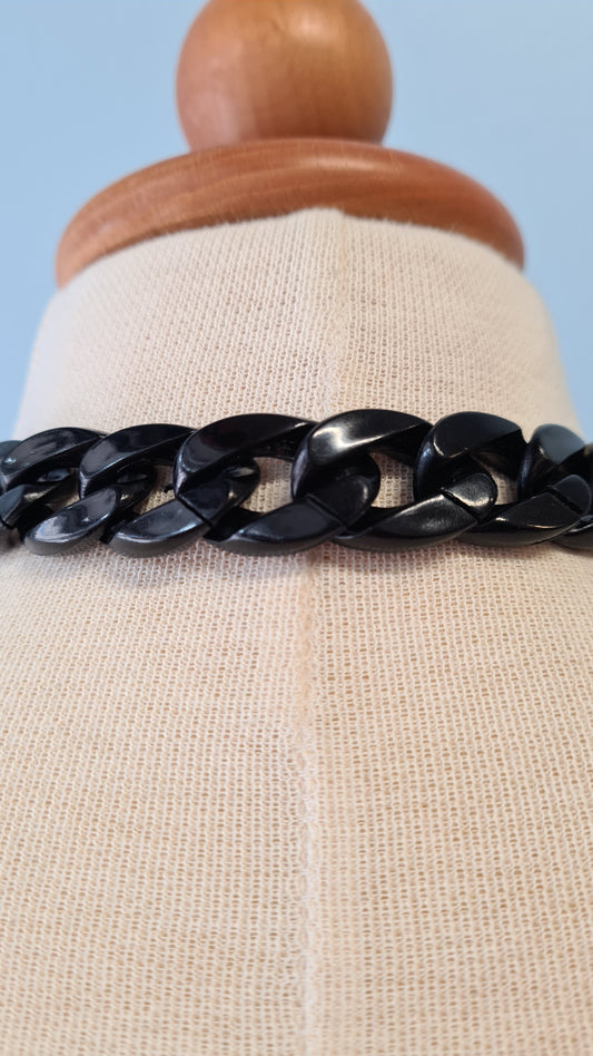 Musta ketju kaulakoru