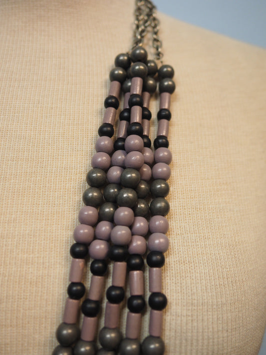 Monivärinen ja monikerroksinen ketju kaulakoru