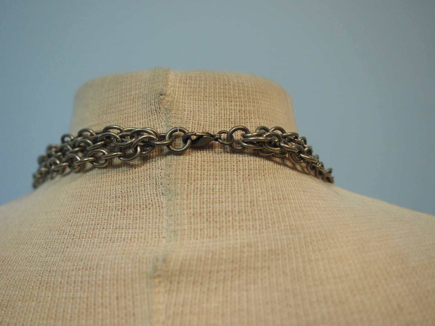 Monivärinen ja monikerroksinen ketju kaulakoru