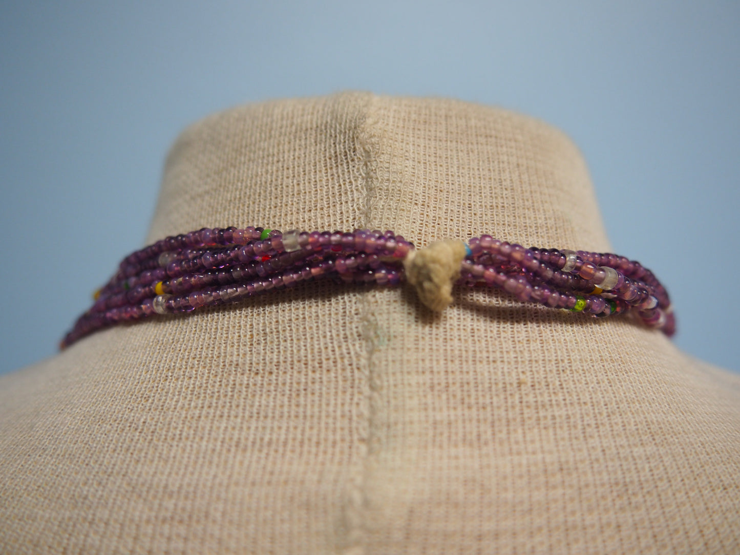 Monivärinen helmi kaulakoru