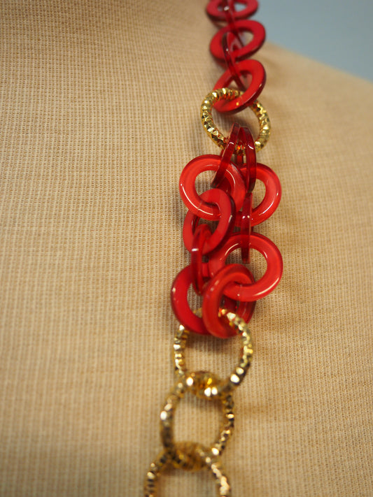 Pitkä punertava kaulakoru