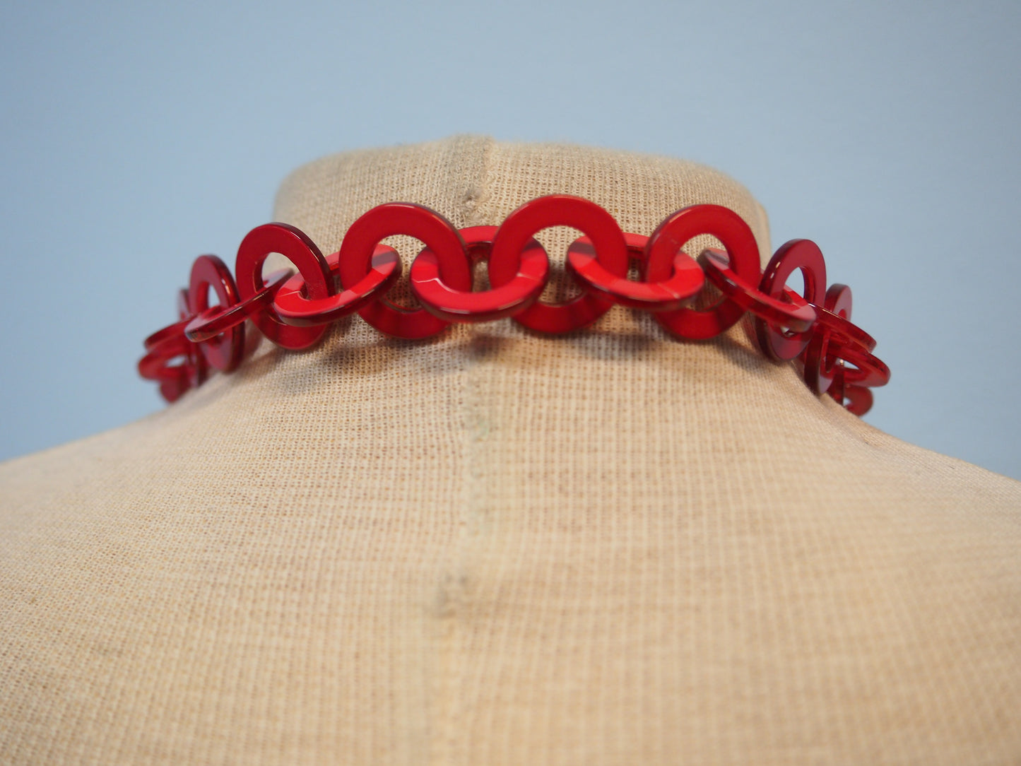 Pitkä punertava kaulakoru