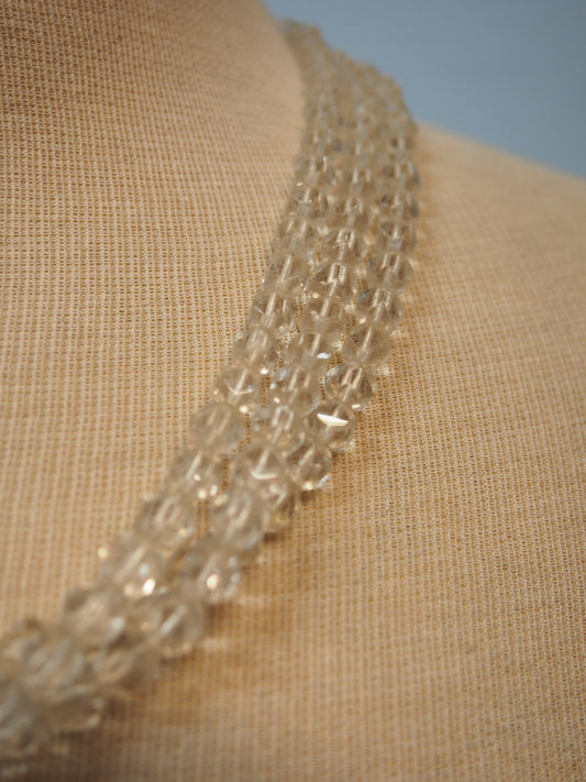 Monikerroksinen kirkas kaulakoru