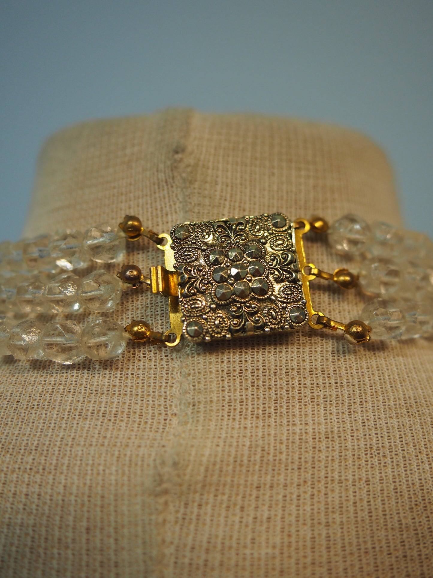 Monikerroksinen kirkas kaulakoru