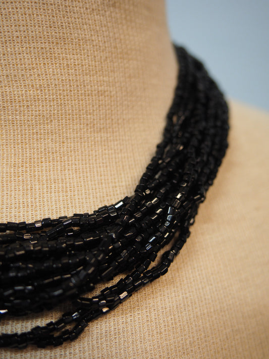 Monikerroksinen musta kaulakoru