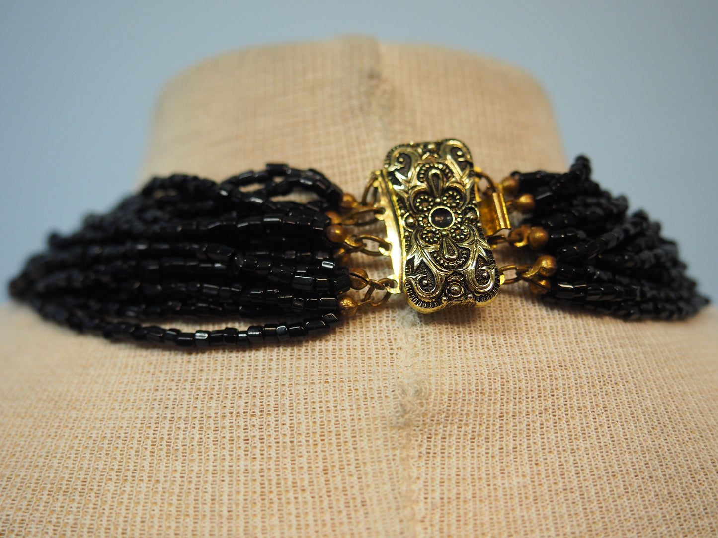 Monikerroksinen musta kaulakoru