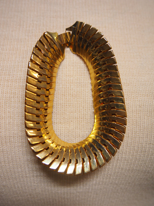 Kullansävyinen kaulakoru ja rannekoru korusetti