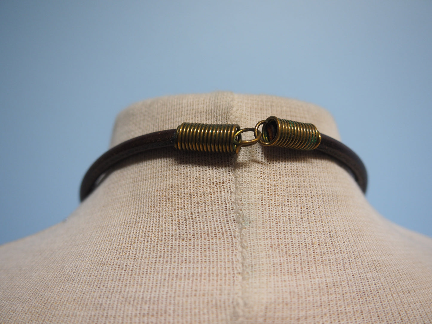 Monivärinen kaulakoru ja rannekoru korusetti