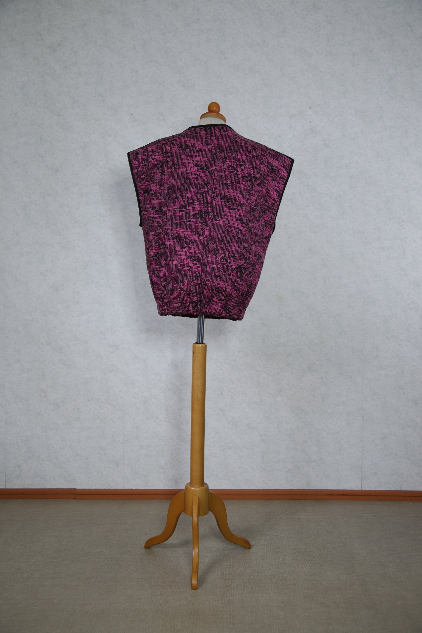 Pinkkimusta tikkiliivi