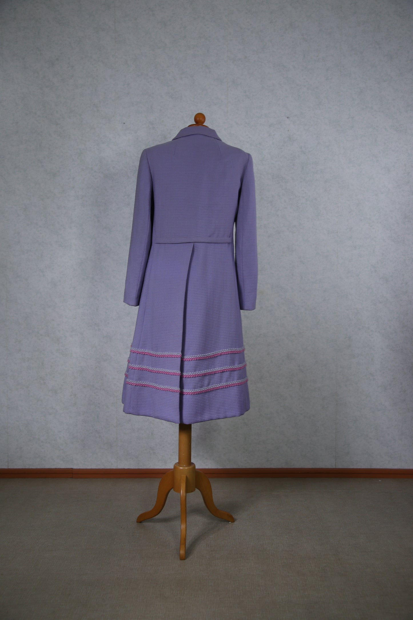 Laventelin värinen takki koristeraidoilla