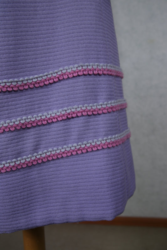 Laventelin värinen takki koristeraidoilla