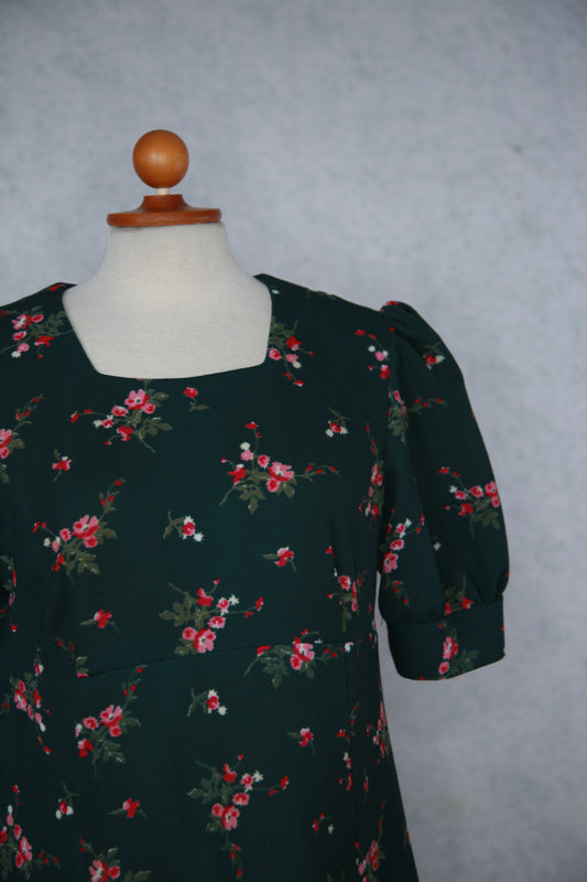 Tummanvihreä kukkakuviollinen pitkä mekko