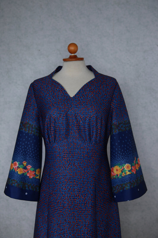 Sininen kukkakuviollinen pitkä mekko