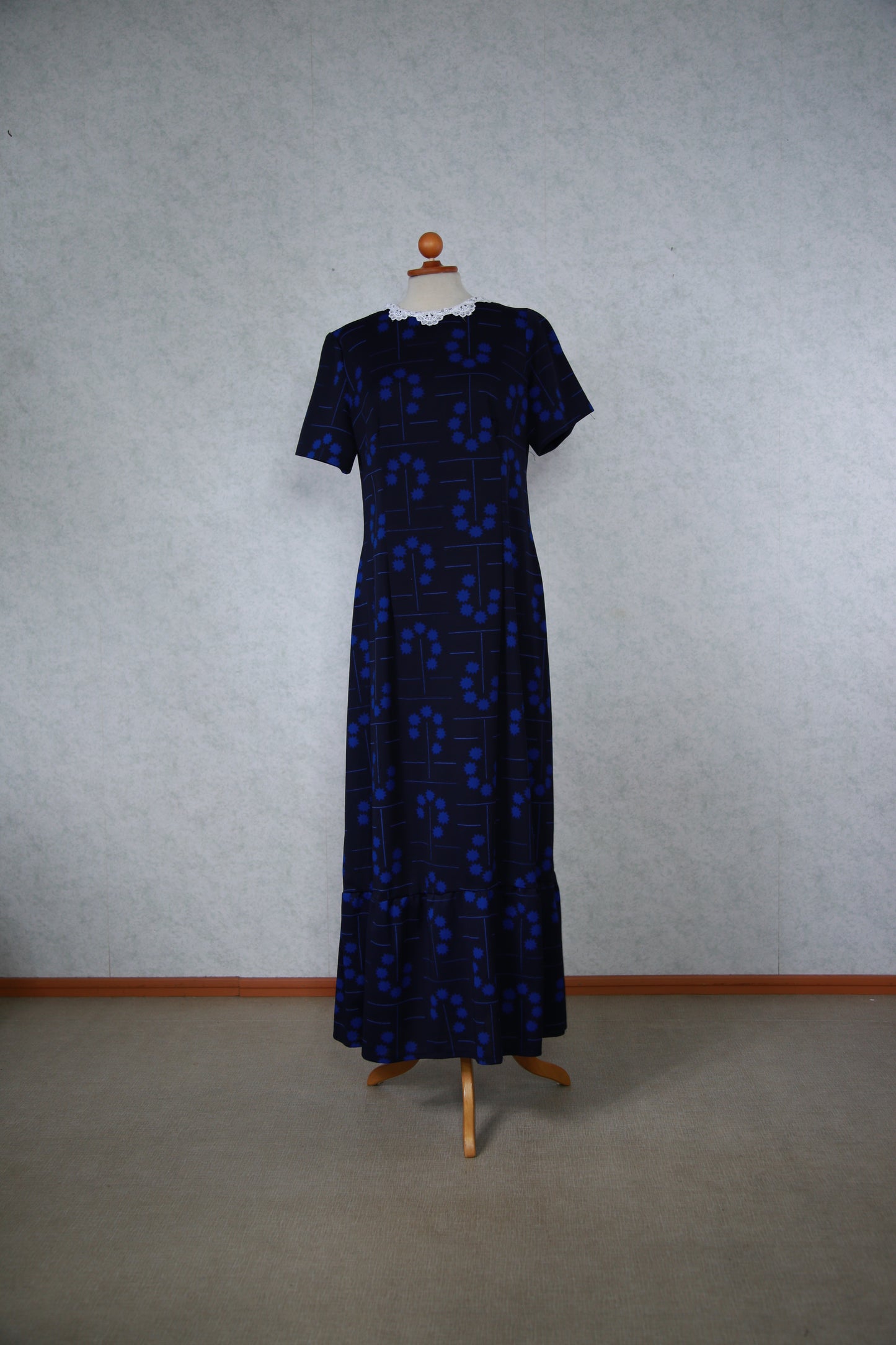 Tummansininen kuviollinen pitkä mekko pitsikauluksella