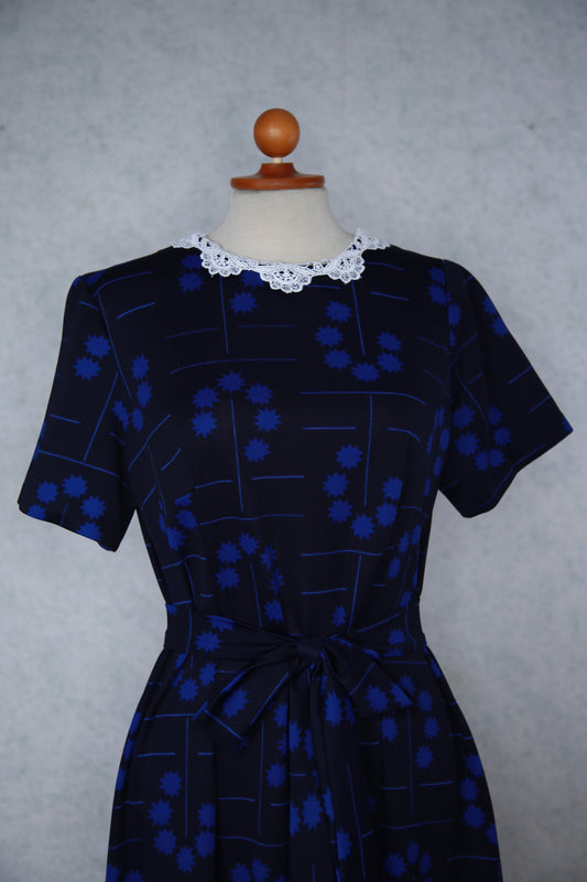 Tummansininen kuviollinen pitkä mekko pitsikauluksella