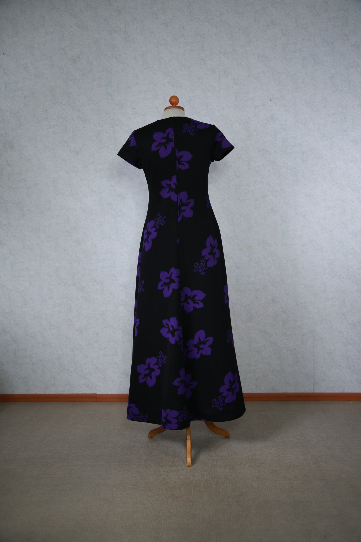 Musta violetti kukkakuviollinen pitkä mekko
