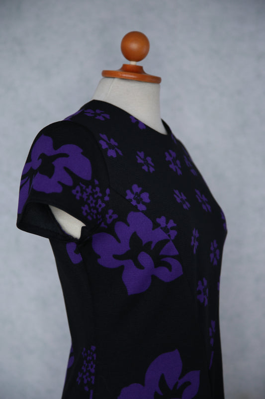 Musta violetti kukkakuviollinen pitkä mekko