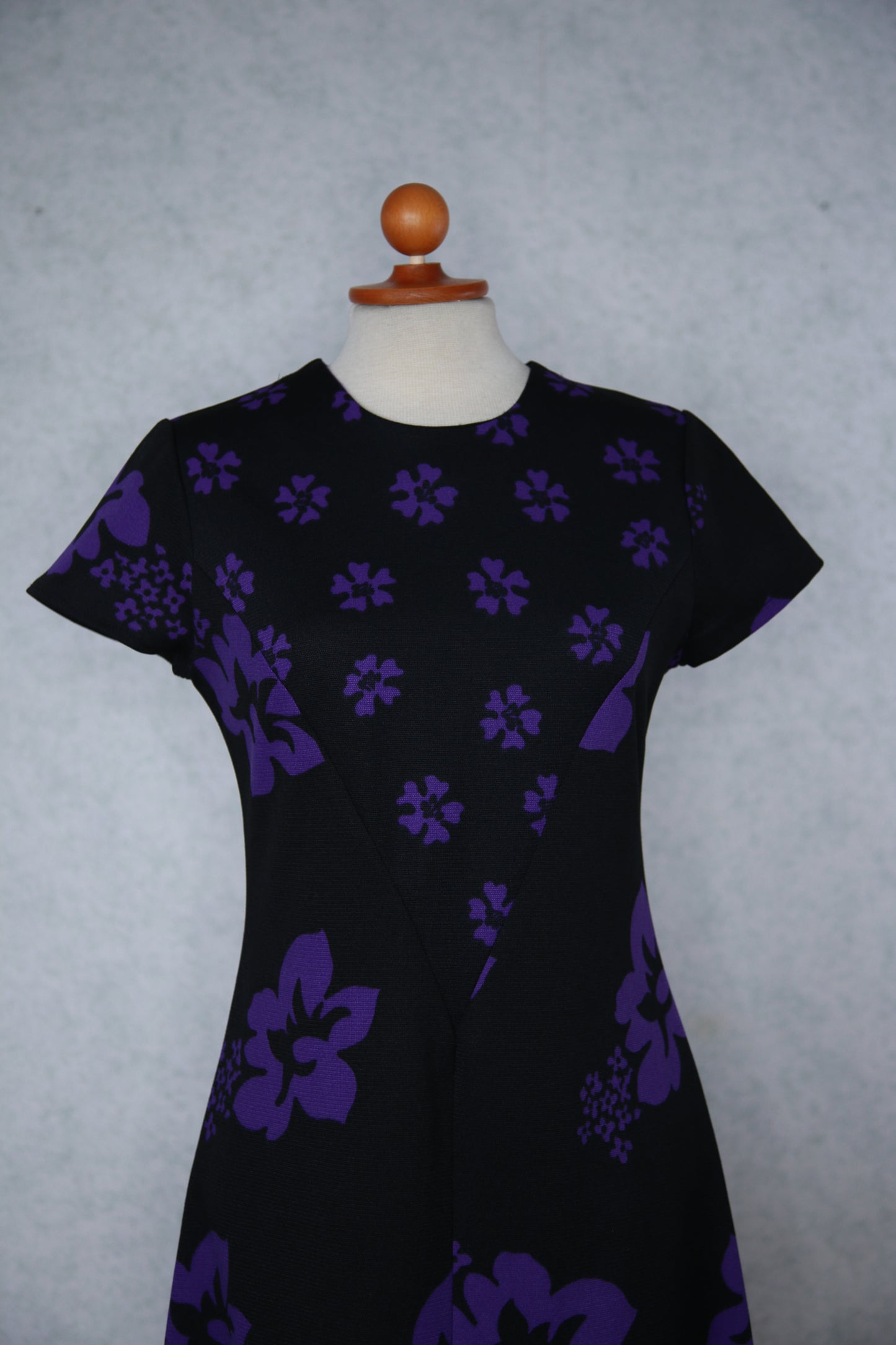 Musta violetti kukkakuviollinen pitkä mekko