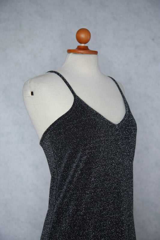 Mustahopeinen kimalteleva mekko