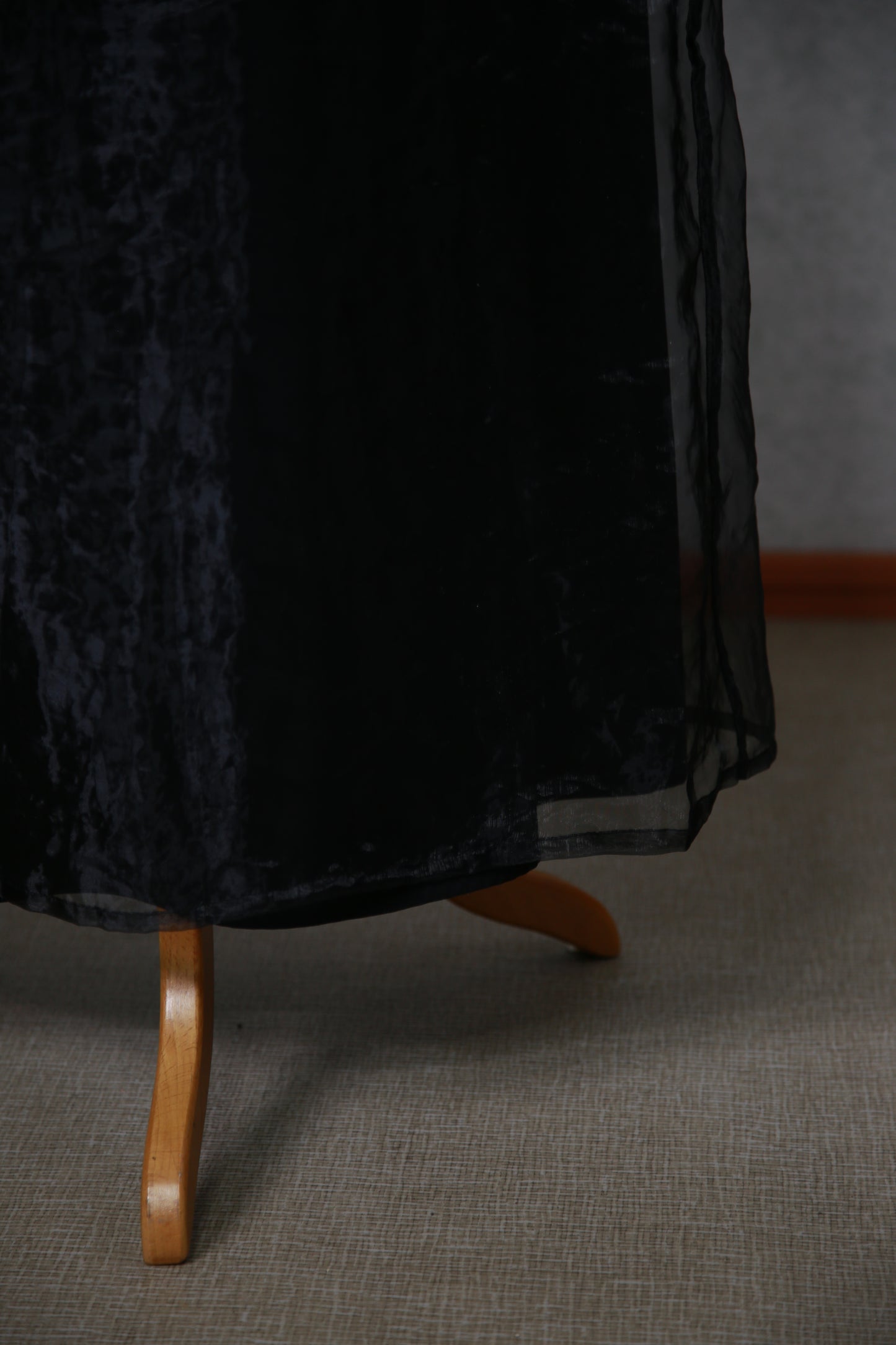 Musta pitkä kiiltelevä mekko