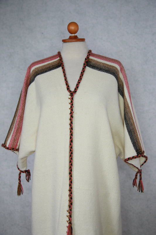 Vaalea poncho villamekko hapsukoristeilla