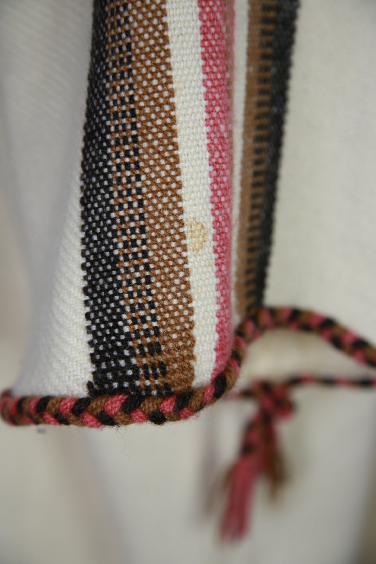 Vaalea poncho villamekko hapsukoristeilla