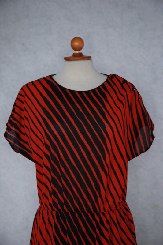 Punamusta raidallinen Nina Naisten Pukutehtaan mekko