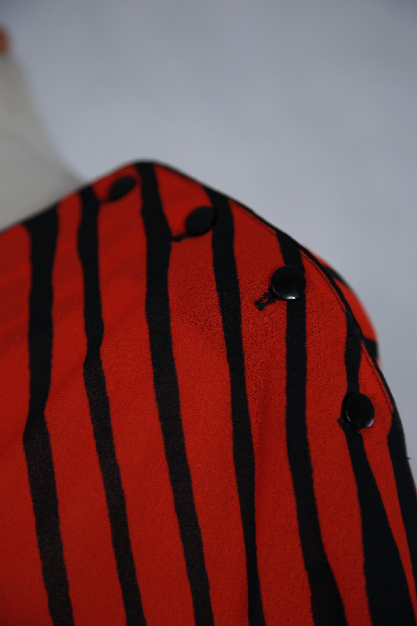 Punamusta raidallinen Nina Naisten Pukutehtaan mekko