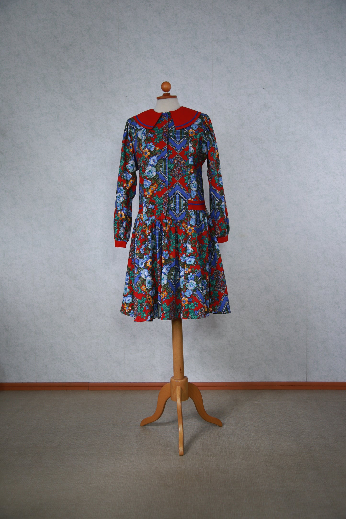 Kukkakuviollinen mekko koristekauluksella