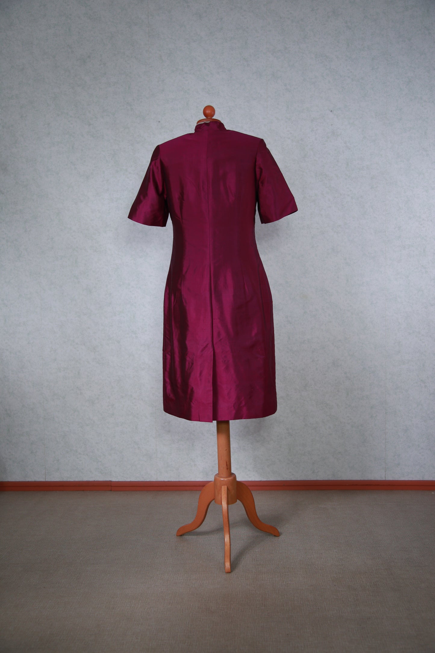 Fuksian värinen L. Lehmussaari takkimekko