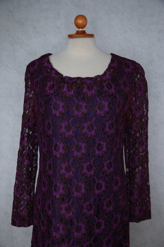 Pitkähihainen pinkkivioletti pitsikuvioinen mekko