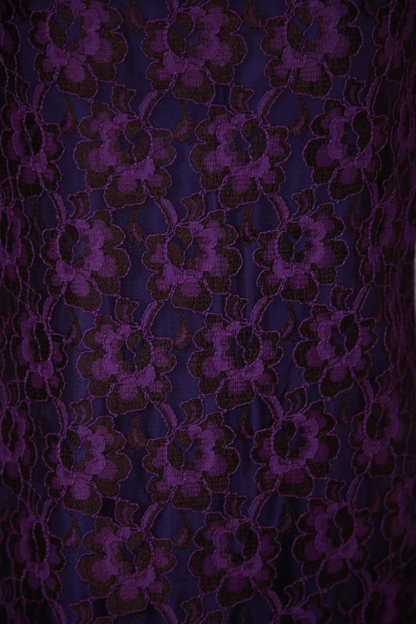 Pitkähihainen pinkkivioletti pitsikuvioinen mekko