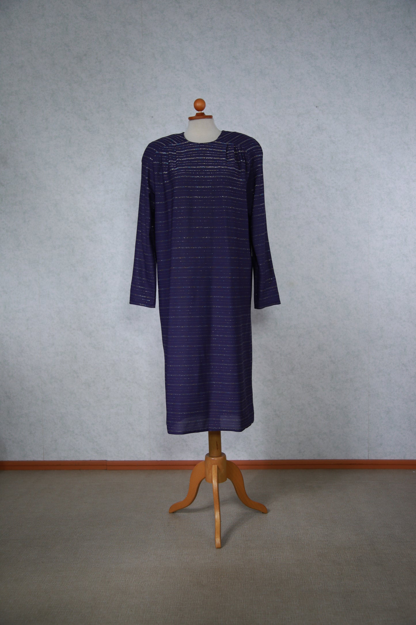 Violetti kimalteleva raidallinen mekko