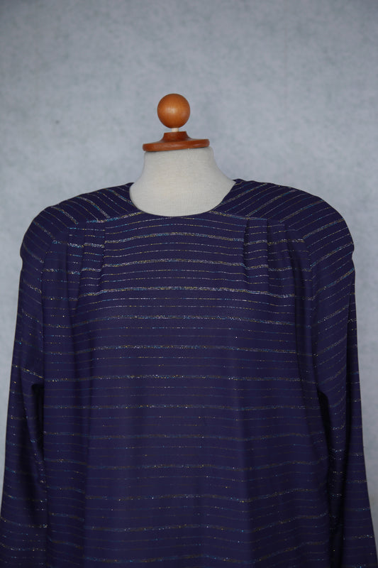 Violetti kimalteleva raidallinen mekko