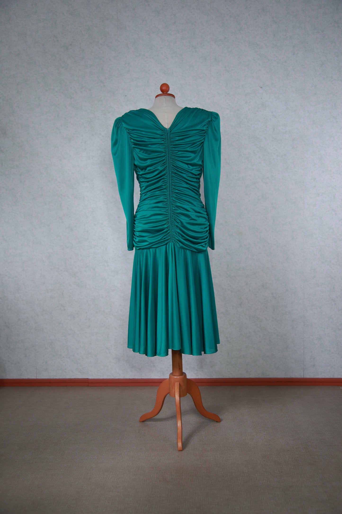 Vihreä paljettikoristeinen rypytetty mekko