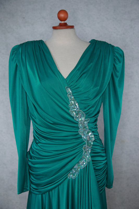 Vihreä paljettikoristeinen rypytetty mekko